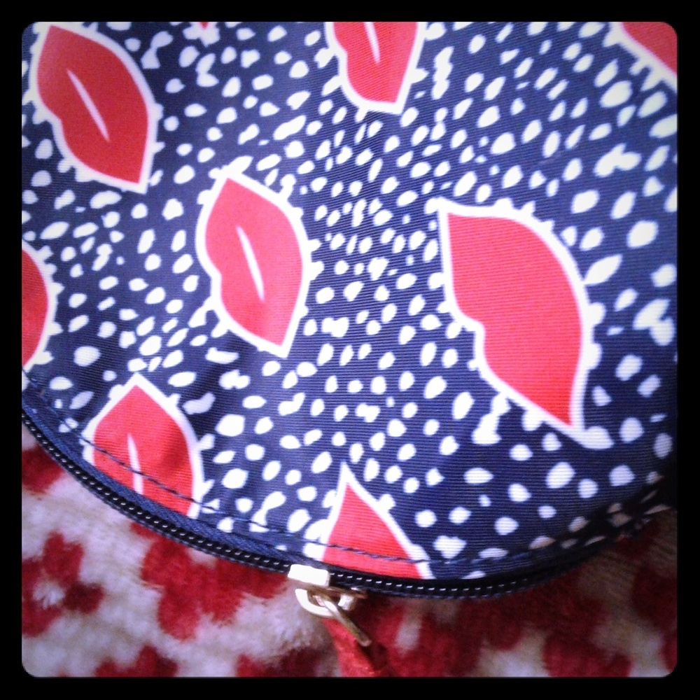 Avon Kisses Valentine's Makeup Bag